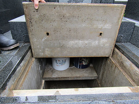 お墓の蓋の写真